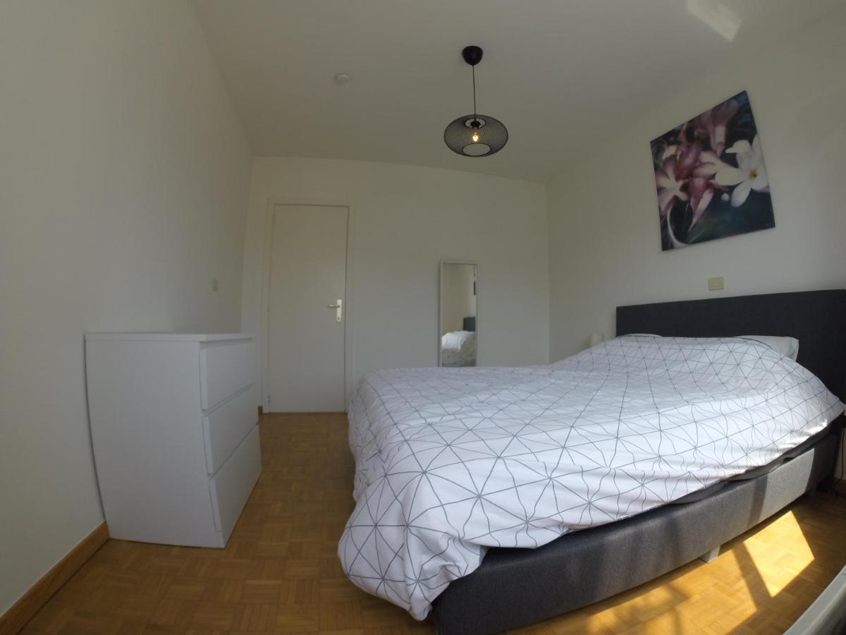 Rustig Appartement Met Zeezicht Dicht Bij Het Centrum Ostenda Esterno foto